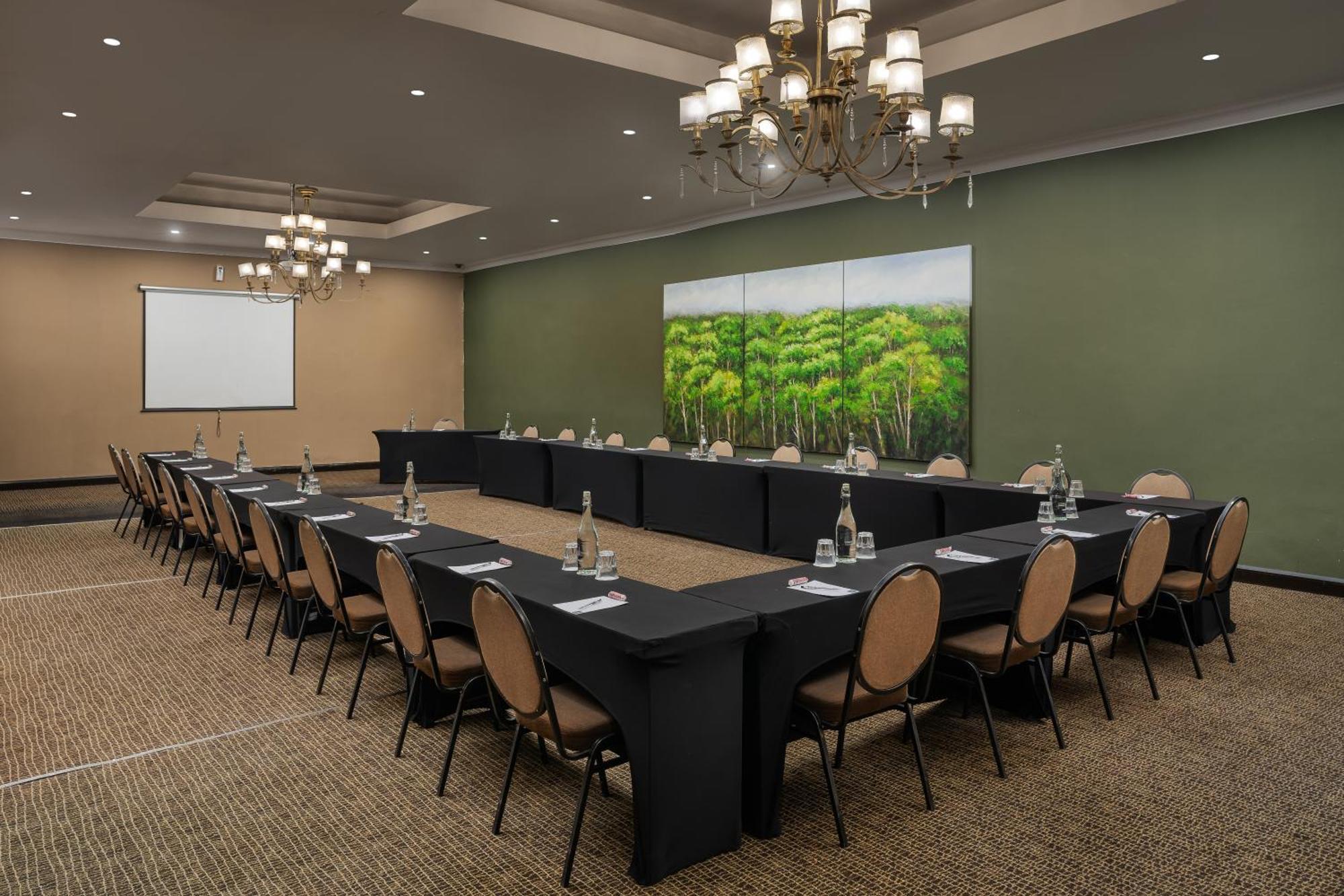 Protea Hotel By Marriott Bloemfontein Willow Lake Exterior foto